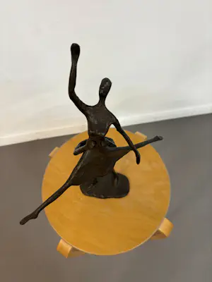 Corry Ammerlaan - Een sierlijk Bronzen beeldje van abstrakte dansers. kopen? Bied vanaf 100!