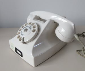 Curiosa - Ericsson witte Bakelieten telefoon type 11420/2 kopen? Bied vanaf 1!