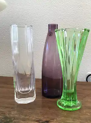 Niet of onleesbaar gesigneerd - 3 glazen vazen, kristal en handmade quality verkocht voor € 1!