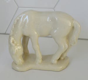 Niet of onleesbaar gesigneerd - Art deco aardewerk plastiek van een grazend paard kopen? Bied vanaf 10!