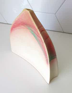 Niet of onleesbaar gesigneerd - Studio Keramische oval vaasvorm verkocht voor € 1!