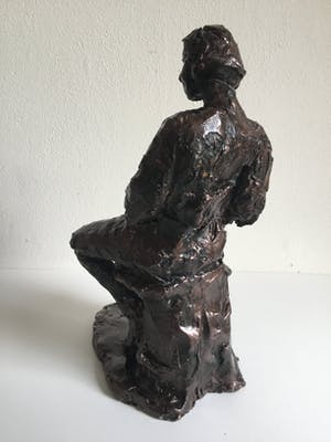 Niet of onleesbaar gesigneerd - Zittend figuur kopen? Bied vanaf 1!