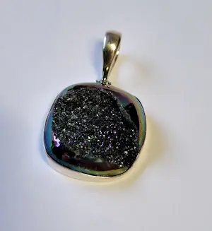 Regenboogniobium titanium druzy-hanger, kopen? Bied vanaf 40!