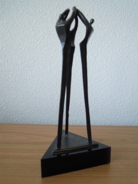 Corry Ammerlaan - Prachtig beeldje 3 personen met handen in de lucht. kopen? Bied vanaf 25!