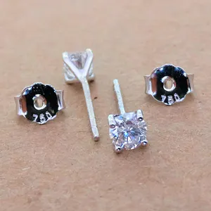 0.51 ct Diamond Solitaire Earrings kopen? Bied vanaf 400!