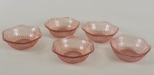 Niet of onleesbaar gesigneerd - 5 Art Deco rode glazen dessertschaaltjes kopen? Bied vanaf 1!