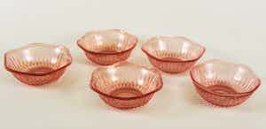 Niet of onleesbaar gesigneerd - 5 Art Deco rode glazen dessertschaaltjes verkocht voor € 1!