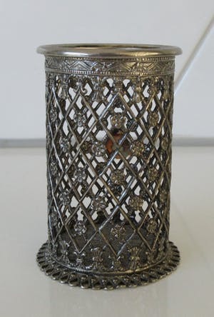 Niet of onleesbaar gesigneerd - Twee antieke filigraan zilveren glashouders - een met origineel glas - kopen? Bied vanaf 10!