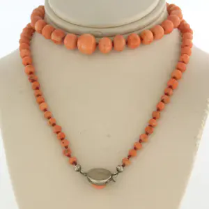 Zilveren slot aan een koraal kralen collier - 50 cm lang kopen? Bied vanaf 160!