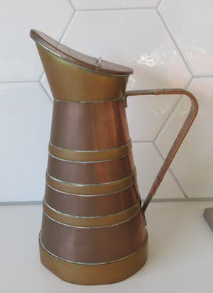 Niet of onleesbaar gesigneerd - Art deco rood en geel koperen dekselkan met rieten handvat J.N. Meeuws S. Hage kopen? Bied vanaf 1!