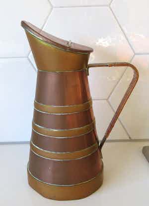 Niet of onleesbaar gesigneerd - Art deco rood en geel koperen dekselkan met rieten handvat J.N. Meeuws S. Hage verkocht voor € 1!