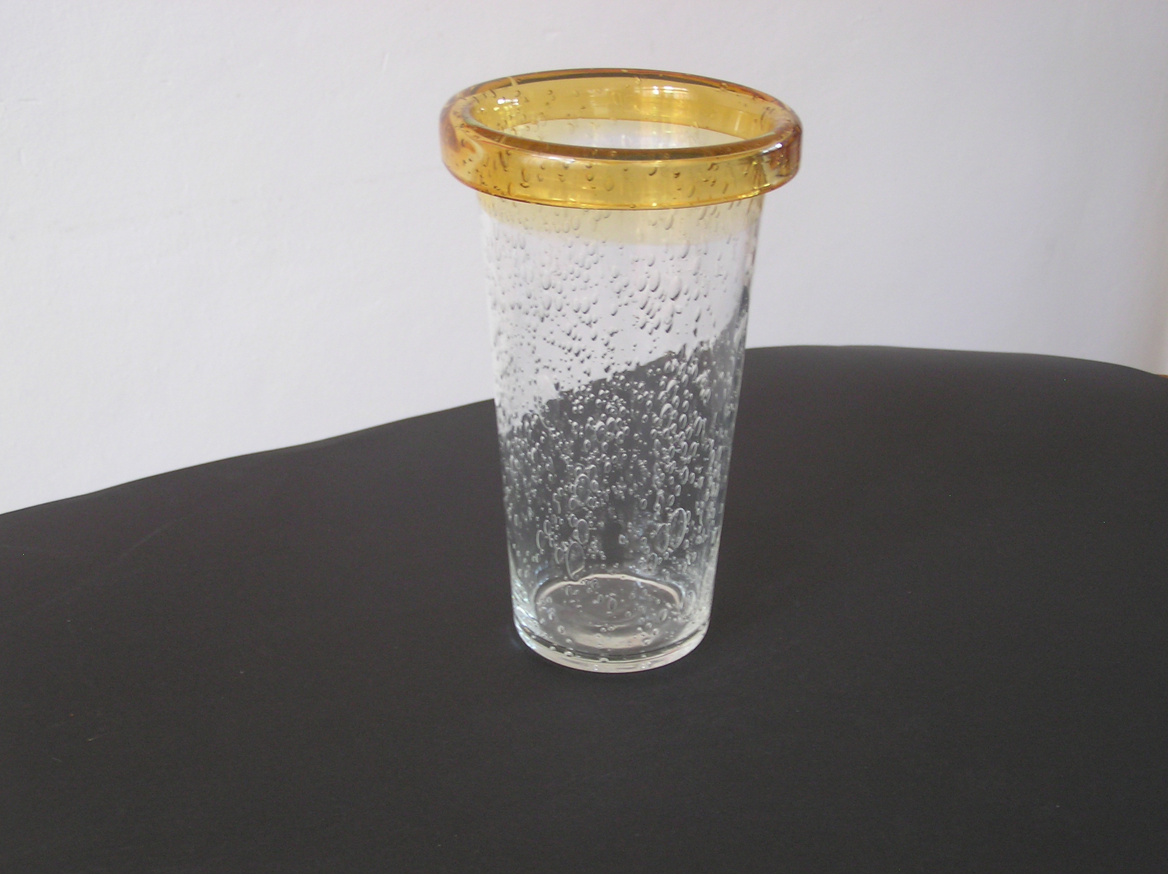 Niet of onleesbaar gesigneerd - Kraagvaas met bubbels verkocht voor € 1!