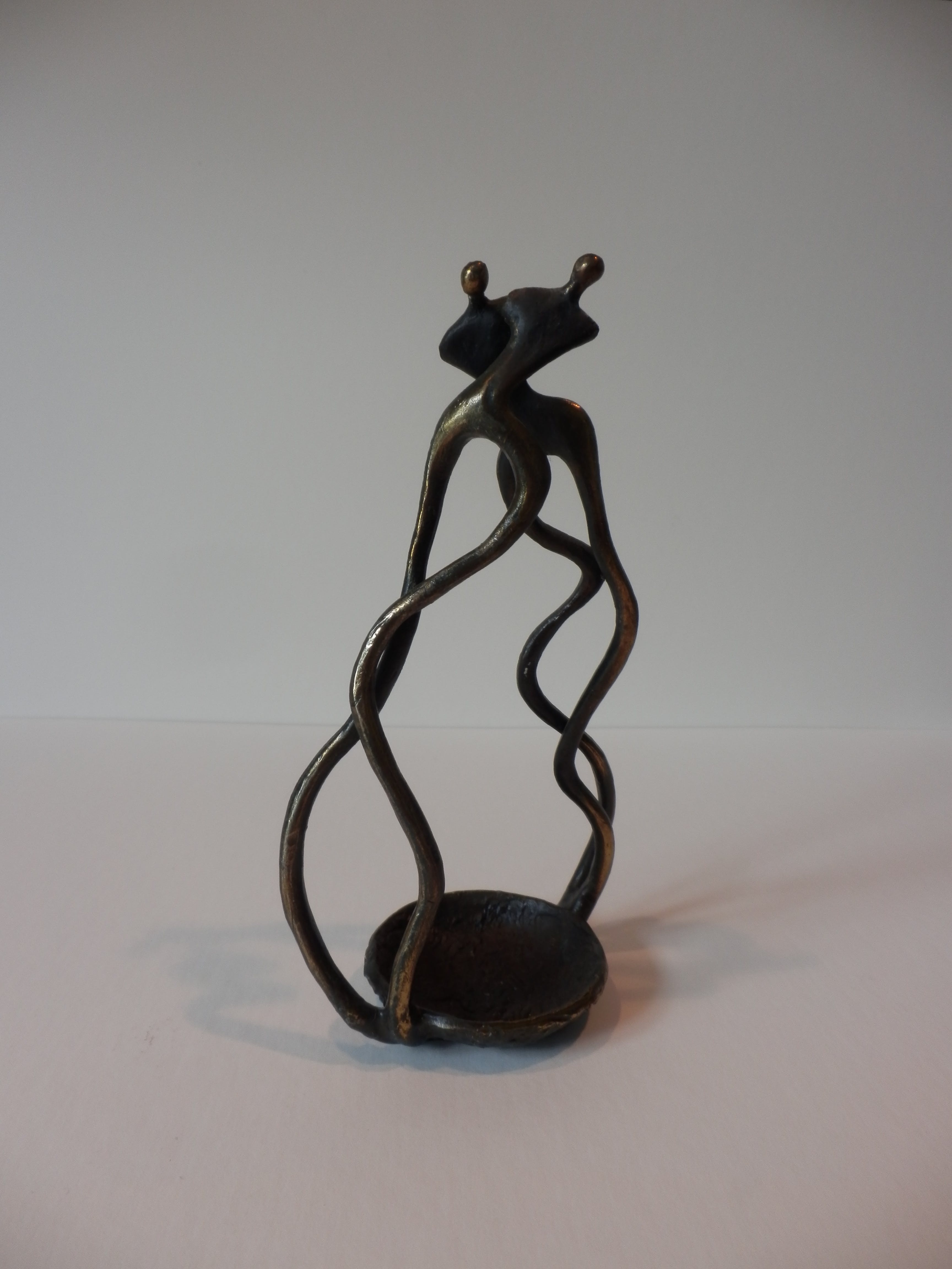 Niet of onleesbaar gesigneerd - BRONZEN - BEELDJE ,, EMBRACEMENT,,  kopen? Bied vanaf 1!