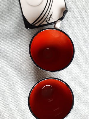 Niet of onleesbaar gesigneerd - 2 Espressokopjes (keramiek) met onderblad kopen? Bied vanaf 10!