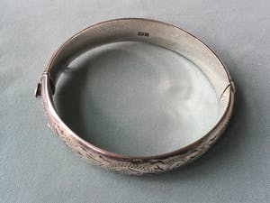 1e gehalte Zilver - slavenarmbanden en twee onedele armbanden met been en groene steen kopen? Bied vanaf 25!