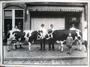 Niet of onleesbaar gesigneerd - Slagerij verkocht voor € 1!