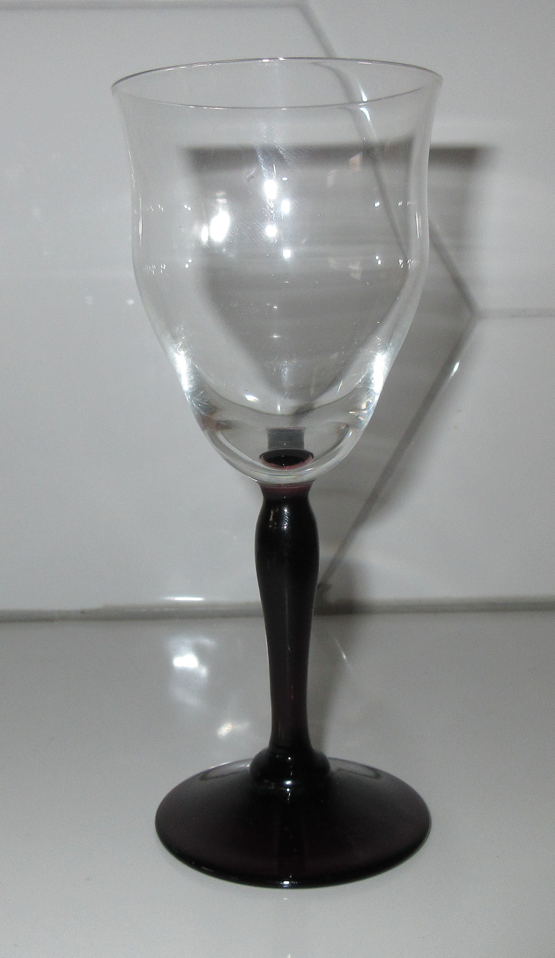 Willem Rozendaal - Een sherry glas servies Ajax met paarse voet en steel kopen? Bied vanaf 5!