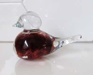 Niet of onleesbaar gesigneerd - Blank glazen en donkerrode presse papier vogel of eend verkocht voor € 1!