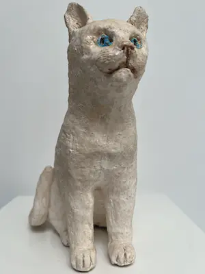 Tine Goudriaan-van Waning - Keramiek sculptuur | 'Zittende poes, blauwe ogen' kopen? Bied vanaf 1!