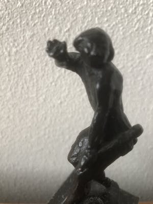 Brons (Onbekend) - Massief gesigneerd bronzen beeldje op zwart marmeren sokkel. kopen? Bied vanaf 35!