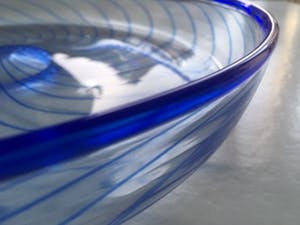 Kosta Boda - Kjell Engman - glazen schaal, gesigneerd kopen? Bied vanaf 39!