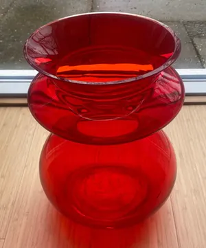 Niet of onleesbaar gesigneerd - Rode XL vintage glazen vaas kopen? Bied vanaf 1!