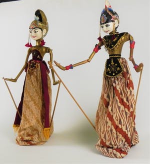 Niet of onleesbaar gesigneerd - Twee Indonesische Wajangpoppen kopen? Bied vanaf 1!