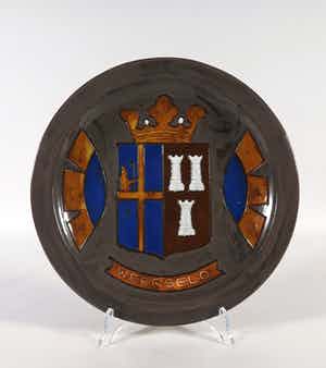 Henk Potters - Beschilderd en geglazuurd aardewerken bord met het wapen van Weerselo verkocht voor € 1!