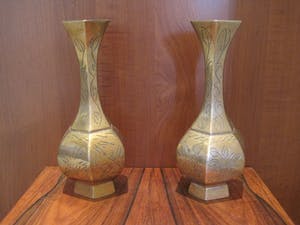 Brons (Onbekend) - Twee zeshoekige bronzen vaasjes. kopen? Bied vanaf 30!