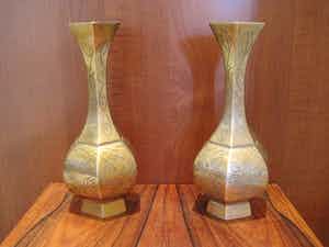 Brons (Onbekend) - Twee zeshoekige bronzen vaasjes. verkocht voor € 30!