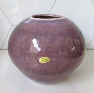 Niet of onleesbaar gesigneerd - Paarse hand gedraaide aardewerken bolvaas verkocht voor € 1!