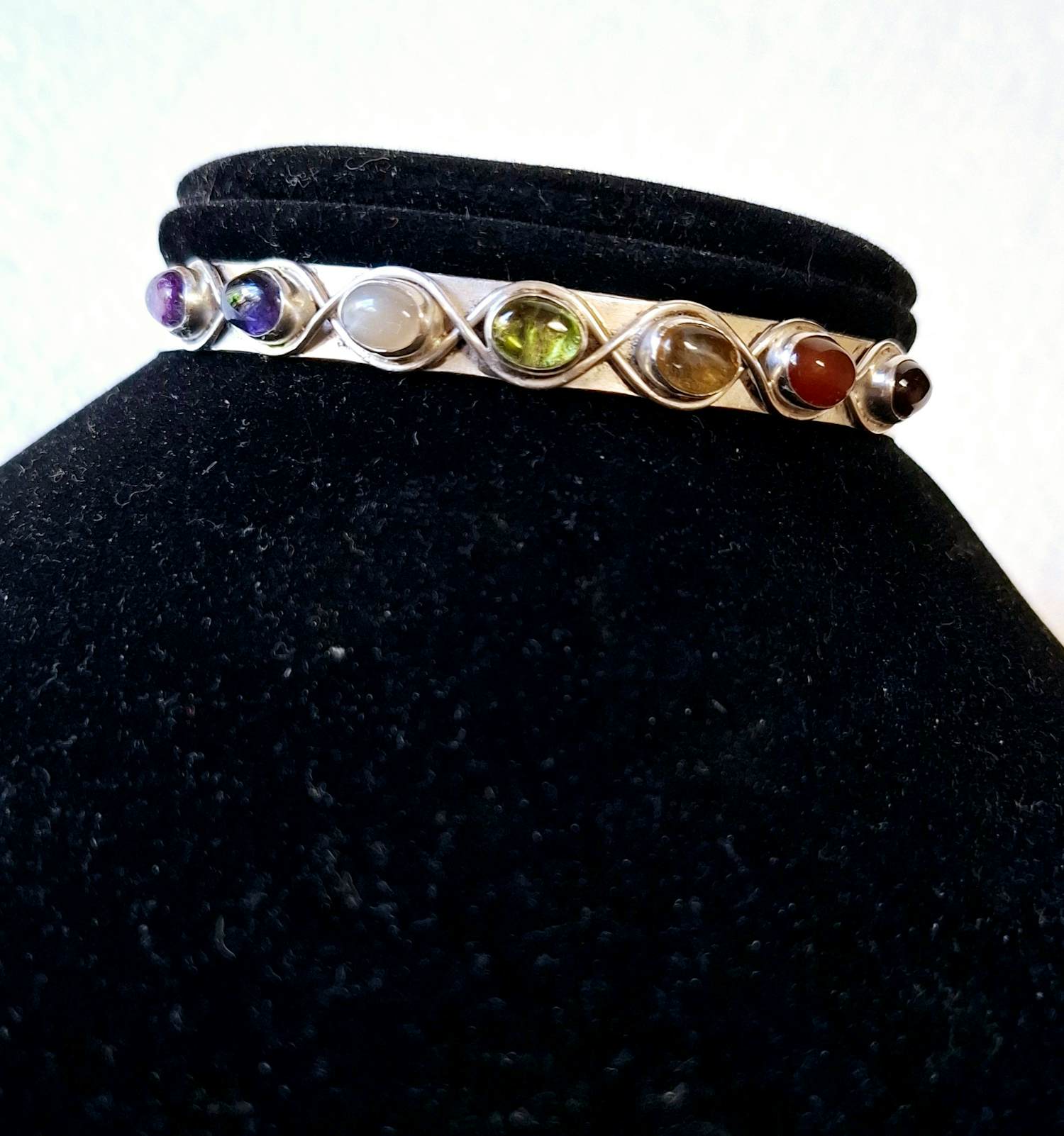 handgemaakte echt zilveren open  armband met verschillende Edelstenen verkocht voor € 55!