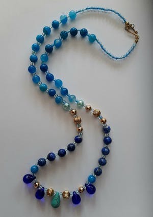 Niet of onleesbaar gesigneerd - Collier van lapis lazuli,blauw agaat,Murano glas druppels en turquoise kopen? Bied vanaf 1!