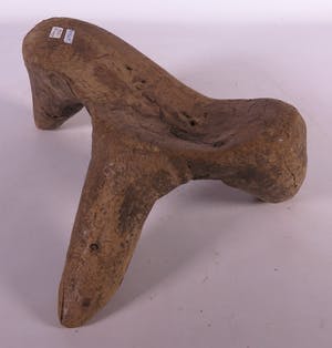 Samburu - Zeldzame driepotige stoel van hout kopen? Bied vanaf 20!