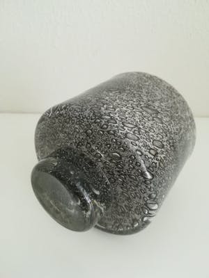 Niet of onleesbaar gesigneerd - Unieke vaas op voet, glas met luchtbellen in tinten grijs. Mondgeblazen. kopen? Bied vanaf 1!