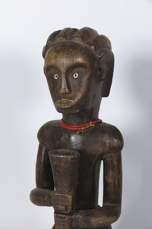 Fang - Hout, Zittend figuur met rode ketting en hoorn des overvloeds kopen? Bied vanaf 1!