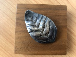 Niet of onleesbaar gesigneerd - Sculptuur Zilveren tabaksblad -Tabaksfabriek J.Gruno 1839 - 1989. kopen? Bied vanaf 10!