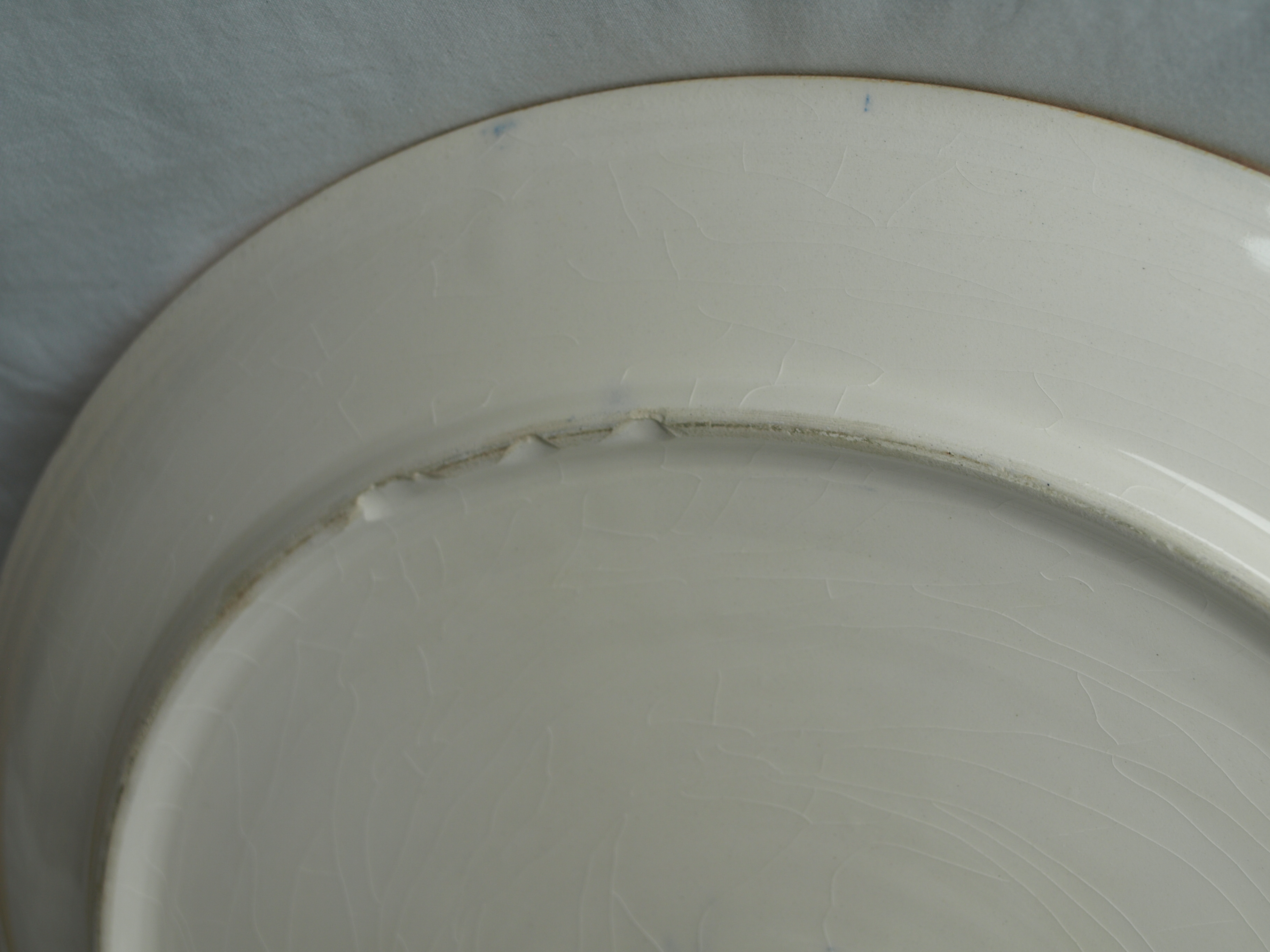 Niet of onleesbaar gesigneerd - Aardewerk, Bord , Fantasiedier met stekels – handgemaakt en gesigneerd  kopen? Bied vanaf 1!