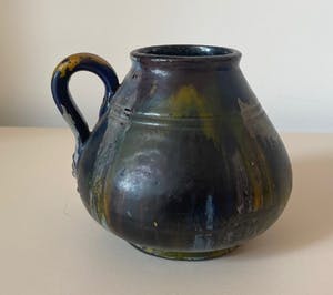 Niet of onleesbaar gesigneerd - Twee aardewerken oorvaasjes voorzien van test glazuur kopen? Bied vanaf 1!