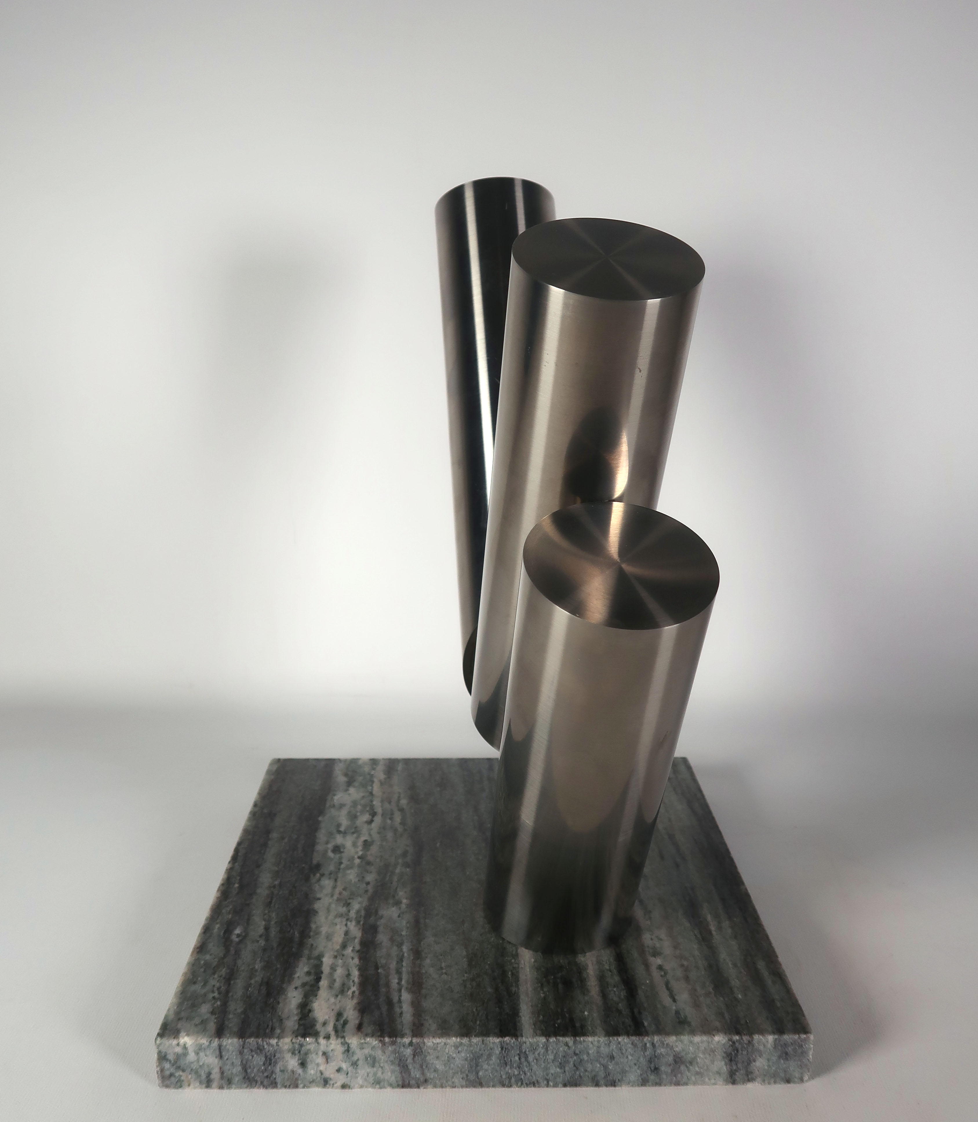 Niet of onleesbaar gesigneerd - Aluminium en graniet, Sculptuur (Zwaar) kopen? Bied vanaf 1!