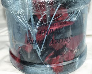 Niet of onleesbaar gesigneerd - Installatie-kunst , Paraplu + Watertank – ca 2003 kopen? Bied vanaf 1!