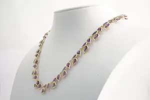 194- Fraai vormgegeven 18 krt gouden "blad / druppel" halssieraad met amethist kopen? Bied vanaf 430!