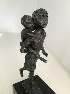 Astrid Veldhuyzen-Koppen - Sculptuur “ ZUSJES “. Gesigneerd kopen? Bied vanaf 60!