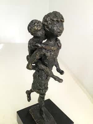 Astrid Veldhuyzen-Koppen - Sculptuur “ ZUSJES “. Gesigneerd verkocht voor € 60!