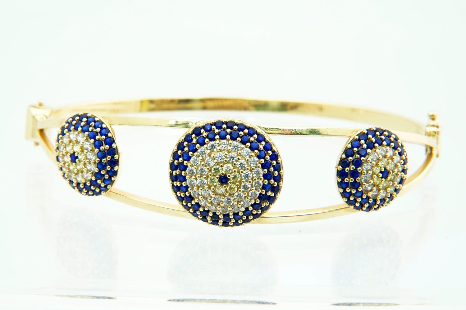 NV92- Aparte 14 karaats geel-gouden met diverse kleurstenen gezette open amband verkocht voor € 435!