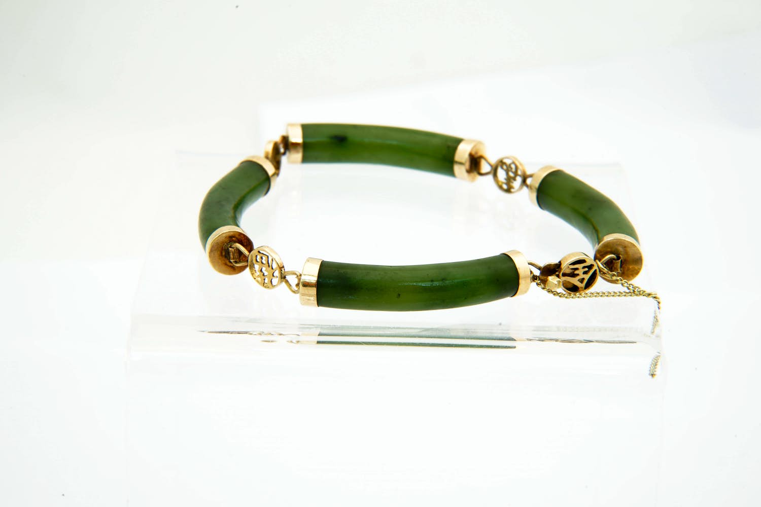 3 - Fraaie Aziatische 14Krt gouden armband met groene Nephrite "cilinders" kopen? Bied vanaf 190!