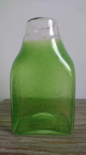 Niet of onleesbaar gesigneerd - Glazen gifgroene blokvaas met ingesloten luchtbellen kopen? Bied vanaf 1!