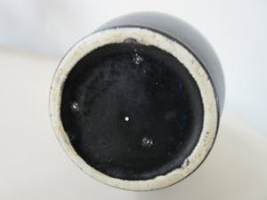 Niet of onleesbaar gesigneerd - Mat zwart Art Deco platelen vaasje kopen? Bied vanaf 1!