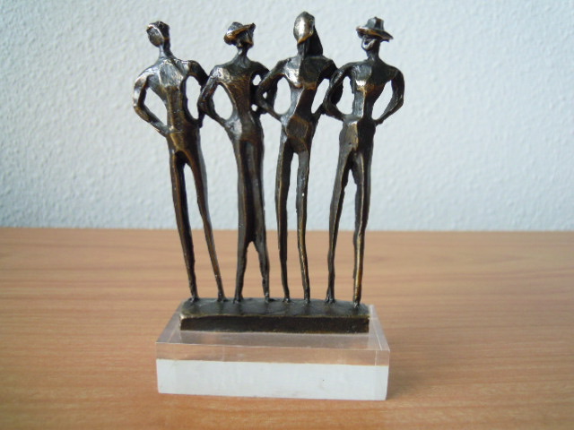 Corry Ammerlaan - Prachtig beeldje 4 personen op plexiglas voetje. kopen? Bied vanaf 20!
