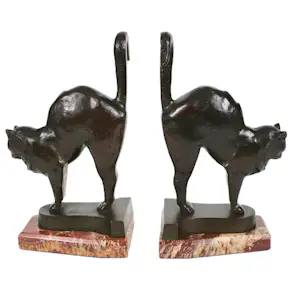Charles Charles - Twee Art deco bronzen katten op marmer sokkels kopen? Bied vanaf 1800!